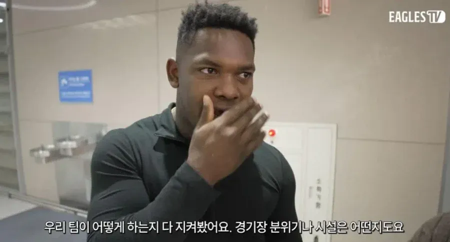 한국 야구 경기장에서 베네수엘라 선수의 입국 사건을 지켜보는 팀의 모습