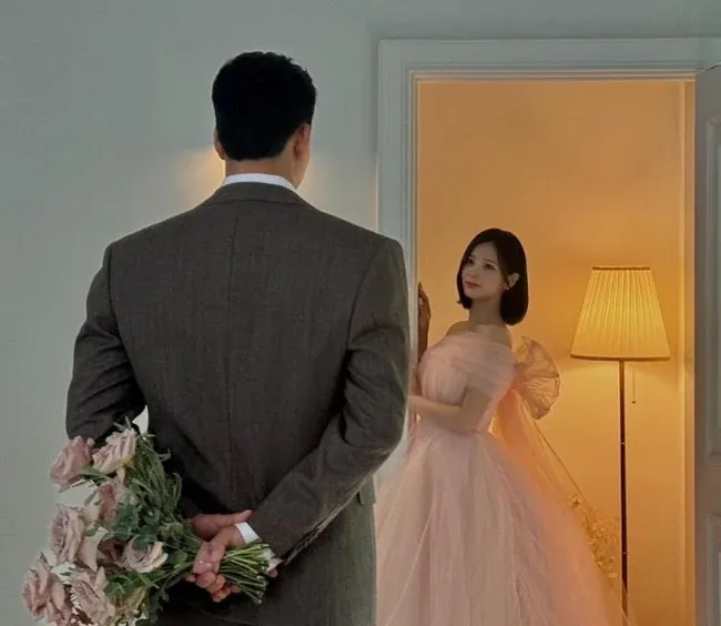 뒷모습만 알려진 앨리스 소희 남편 이미지, 개 3 텍스트 포함