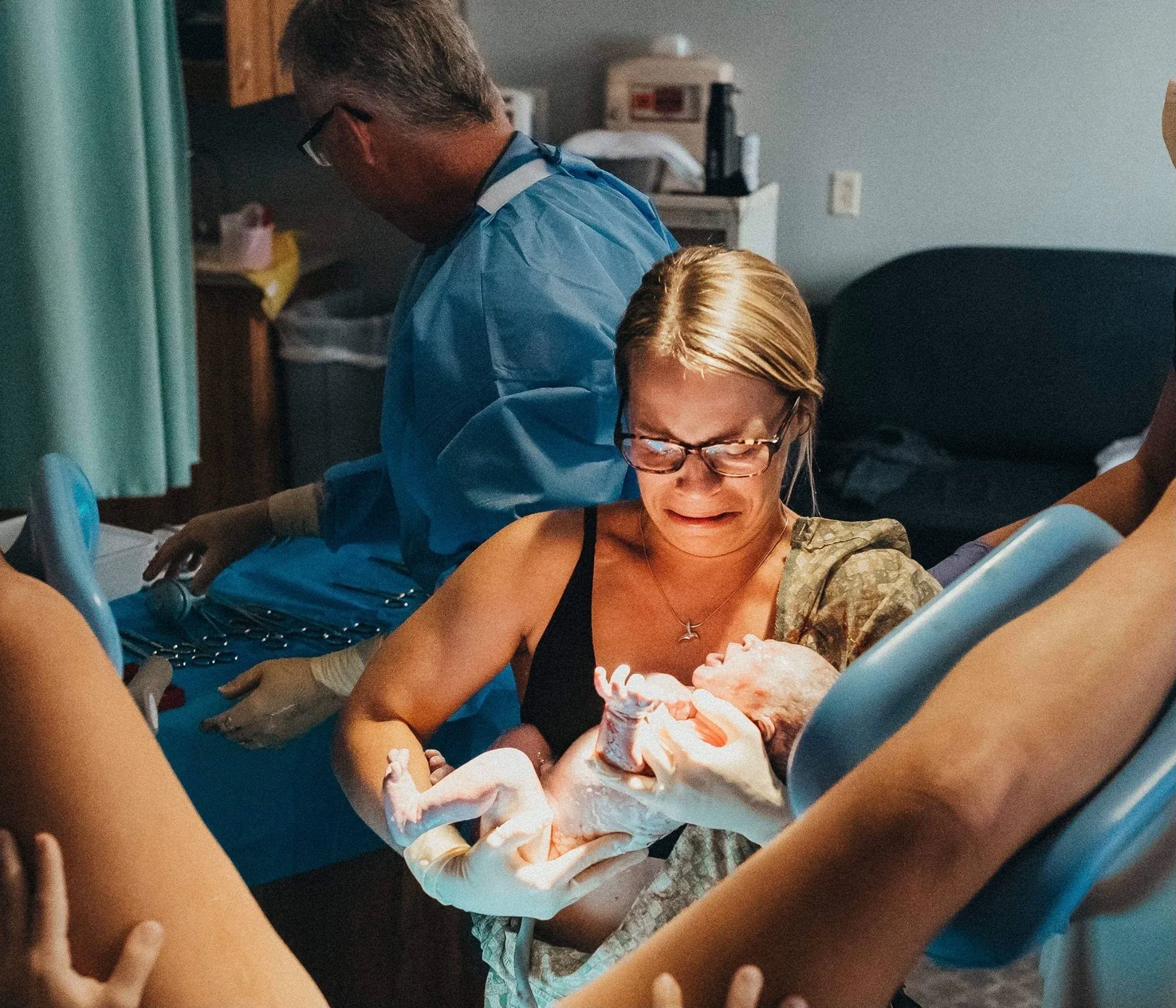 대리모 출산 논란을 다루는 온라인 기사 또는 댓글 화면