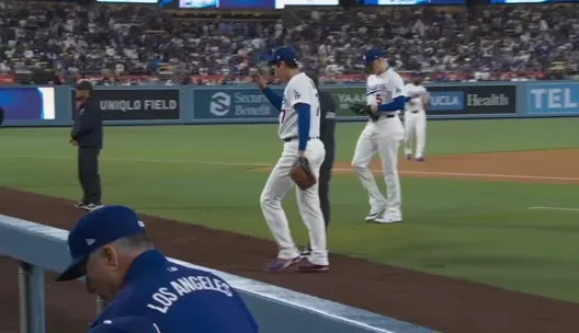 오타니, 로스앤젤레스 에인절스 유니폼 입고 타자 박스에 서 있는 모습