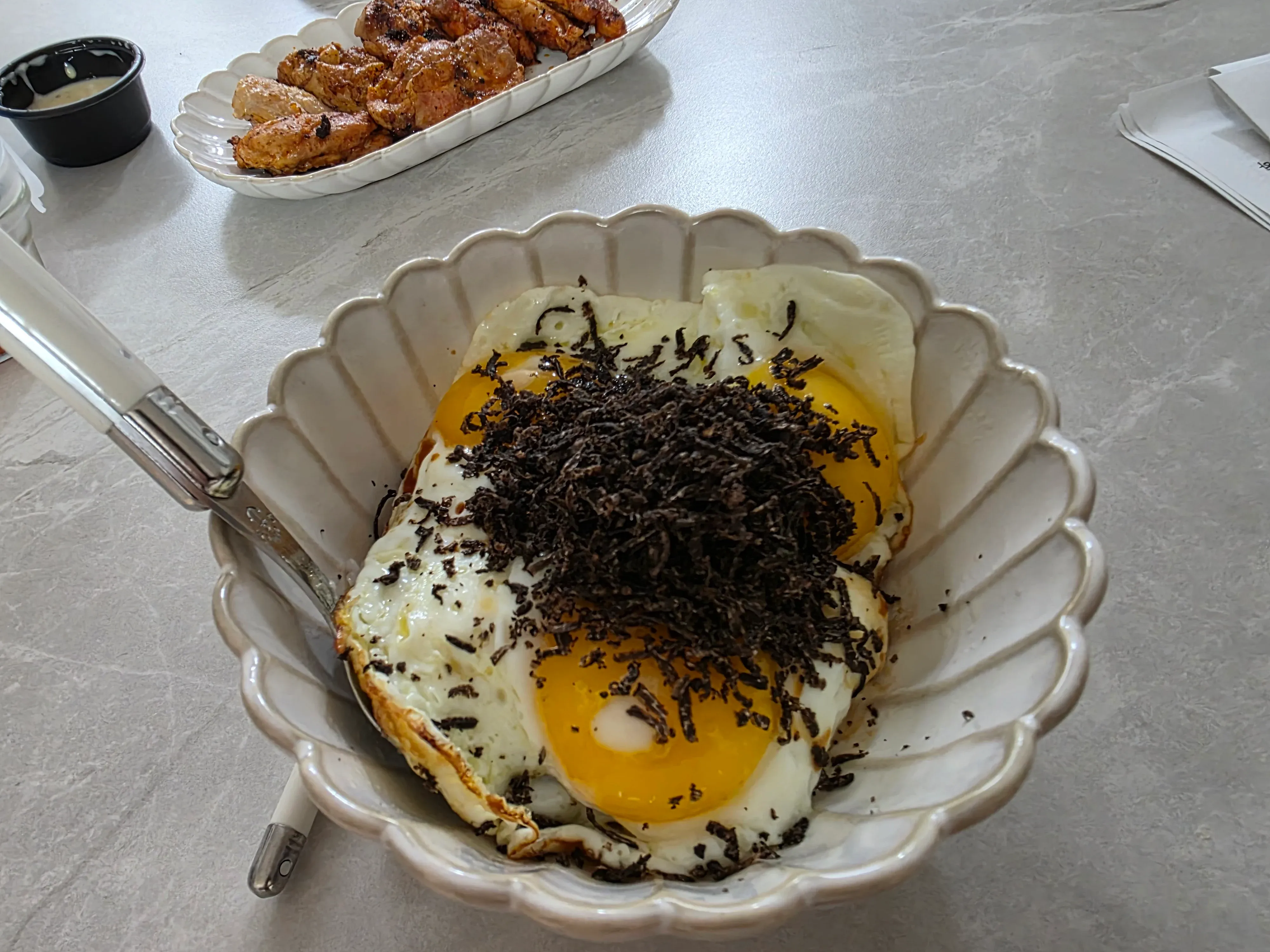 호화로운 점심 식사가 차려진 식탁 사진