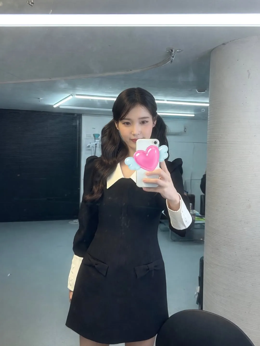 양갈래로 묶은 아이유의 모습