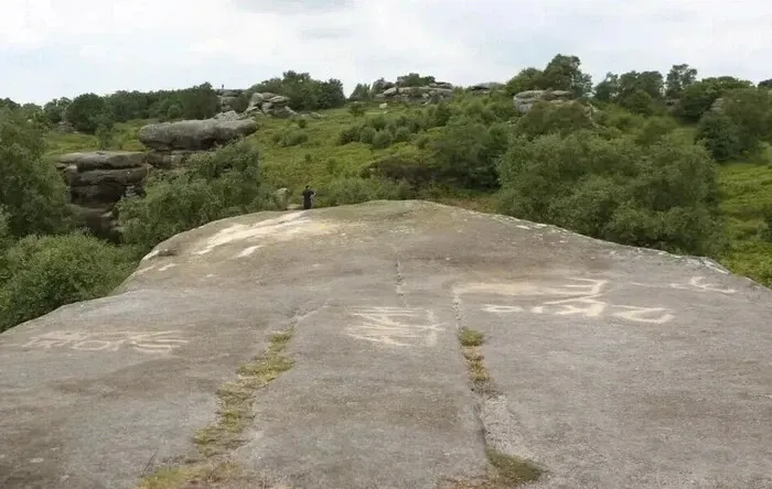 설악산 흔들바위를 굴려 떨어뜨린 미국인 11명 입건 관련 뉴스 기사