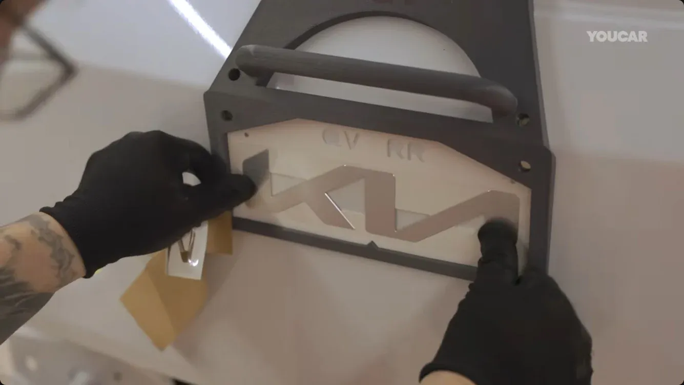 YOUCAR 브랜드 마크가 있는 기아 EV2 생산현장