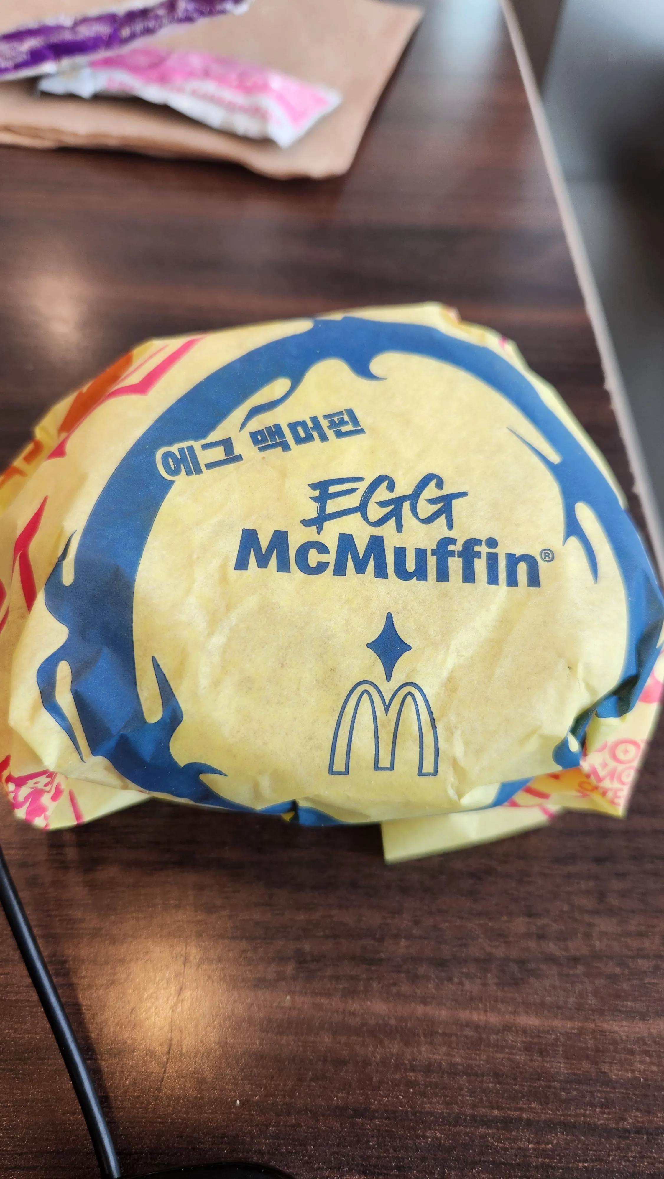 실제 이미지 파일을 보여주셔야 정확한 alt 태그를 작성할 수 있습니다. 

현재 제공된 정보만으로는:

**미국 맥도날드의 K-POP 이벤트 관련 이미지**

이 정도로만 제안할