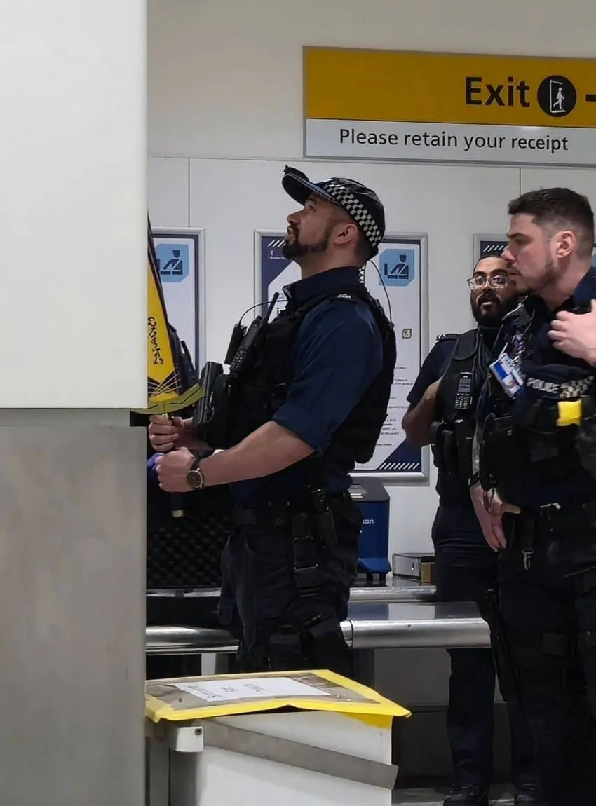 영국 세관에 압수된 엑스칼리버 검과 영수증 보관 안내 표지판