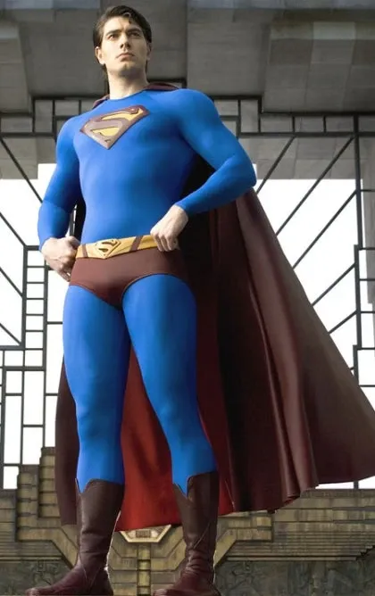 애니메이션 캐릭터의 망토 착용 전후 비교 장면