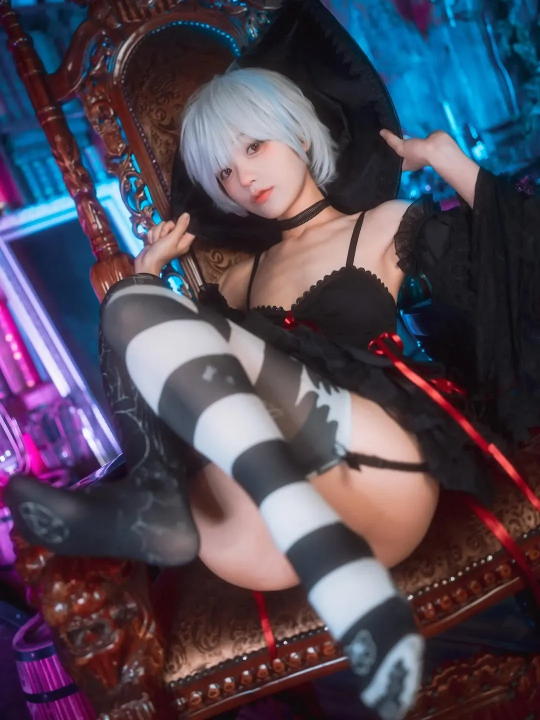 남편의 수상한 말에 의심하는 표정을 짓는 아내