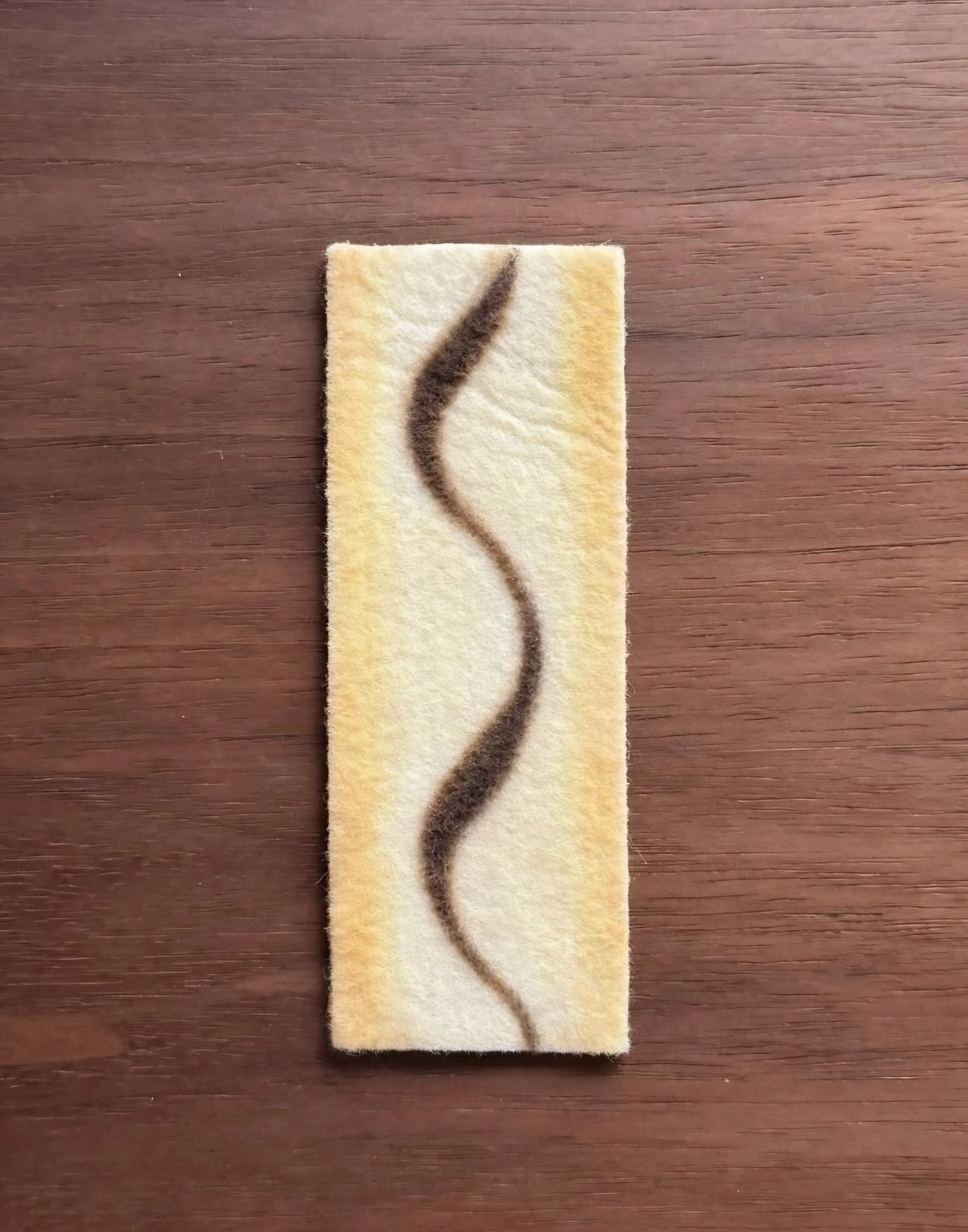 쿠크다스 두 장을 겹쳐서 크림끼리 붙여 먹는 모습