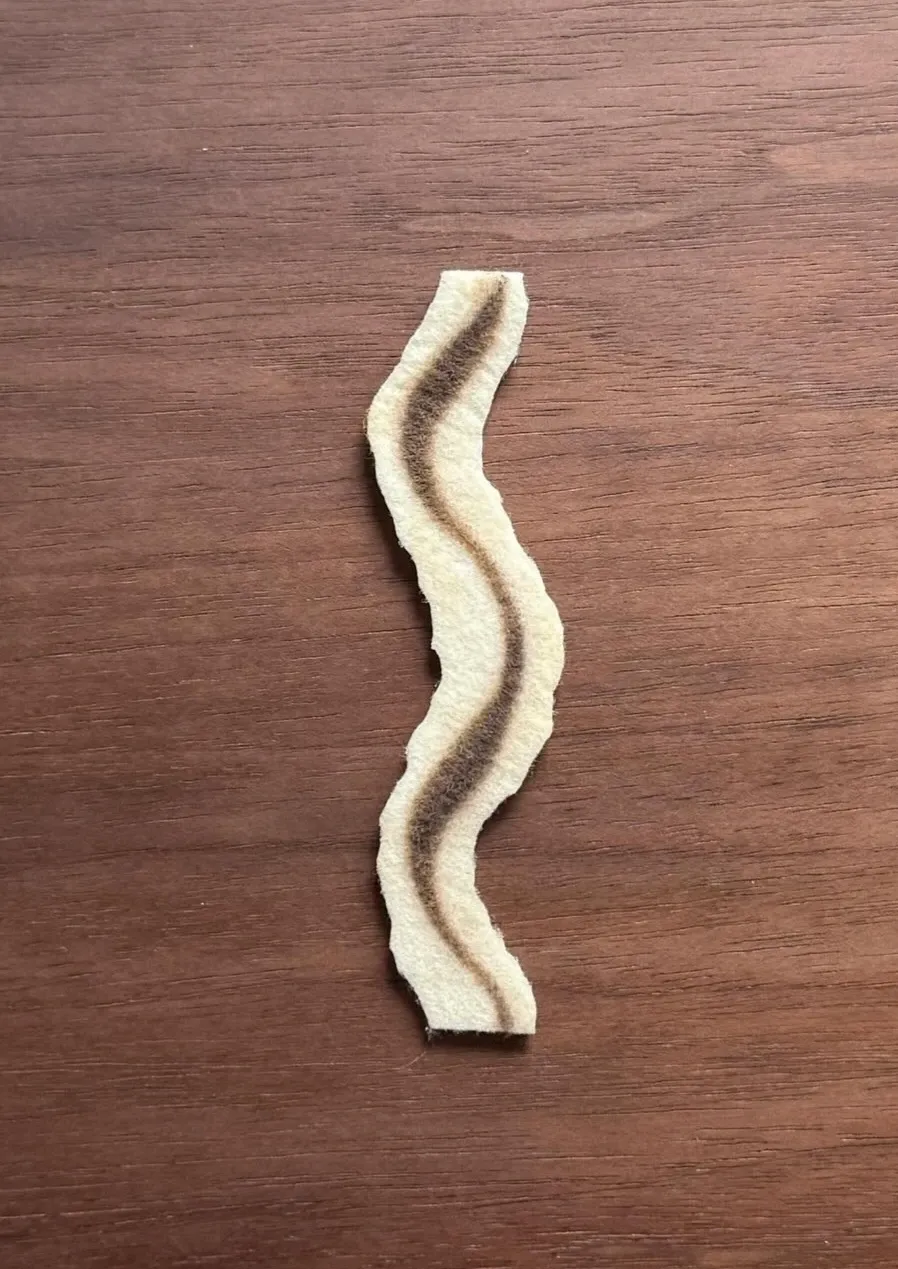 쿠크다스 과자를 층층이 분리해서 먹는 모습