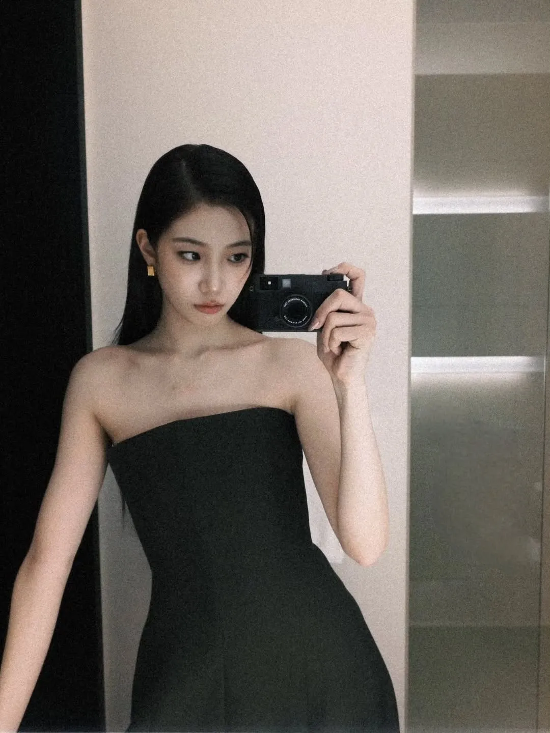 침대에 누워있는 김채원과 옆에서 인증샷을 찍는 일본인