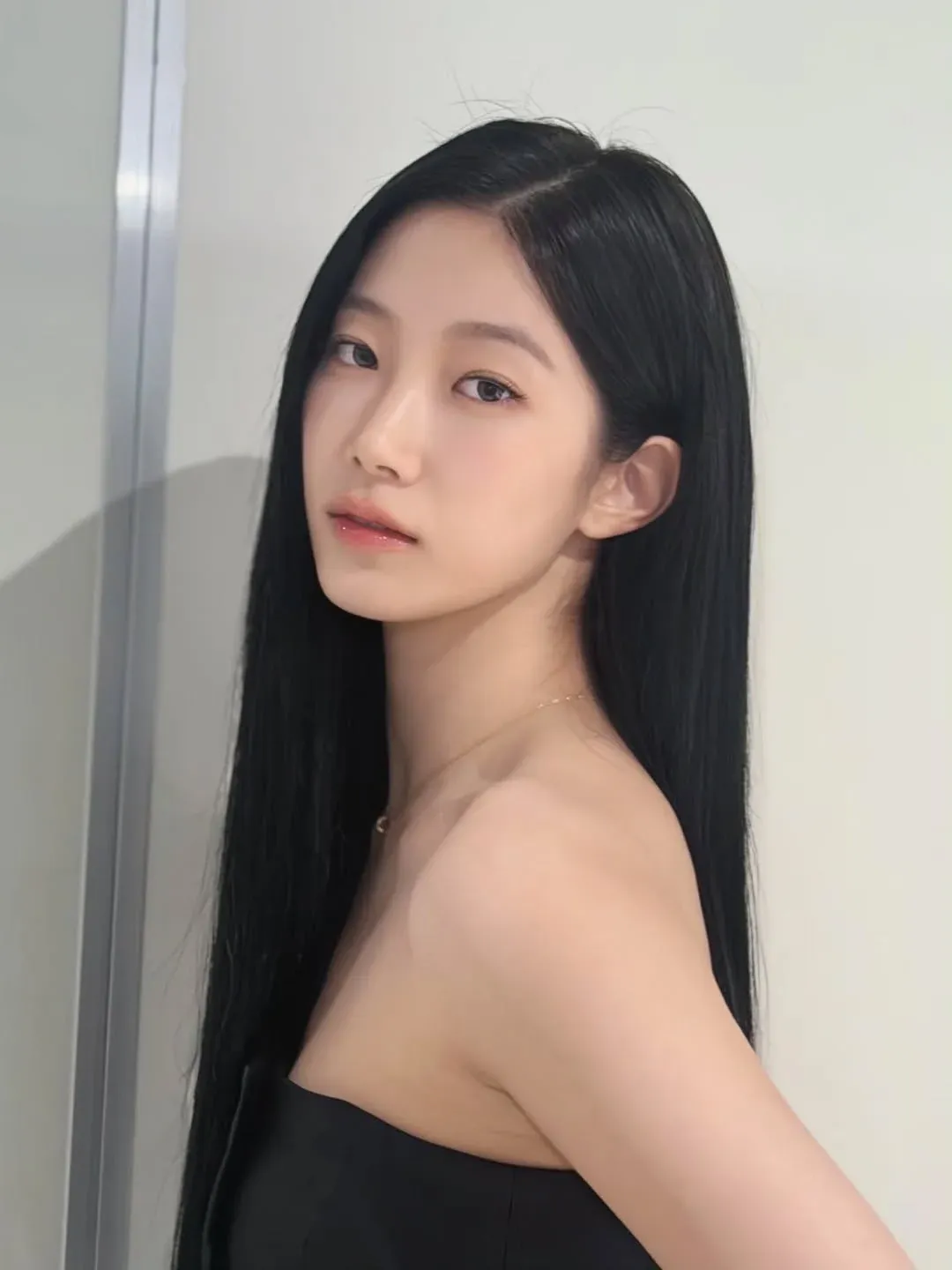 술에 취해 잠든 김채원을 침대에 눕힌 후 찍은 인증 사진