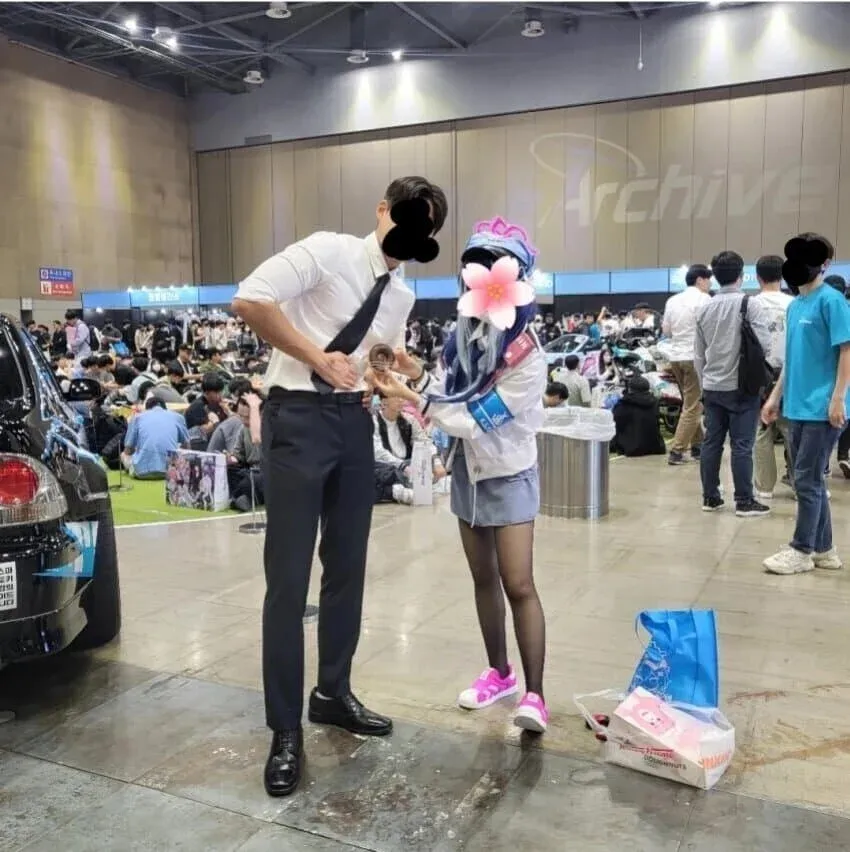 잘생긴 외모의 오타쿠가 일상을 보내는 모습을 담은 짤