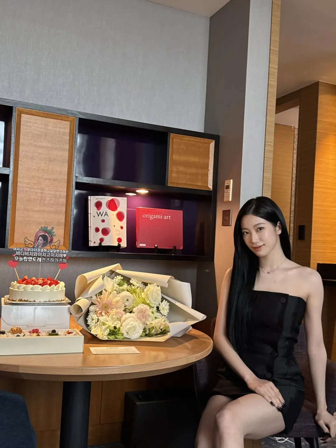 꽐라 상태로 침대에 누운 김채원과 옆에서 인증샷 찍는 일본인