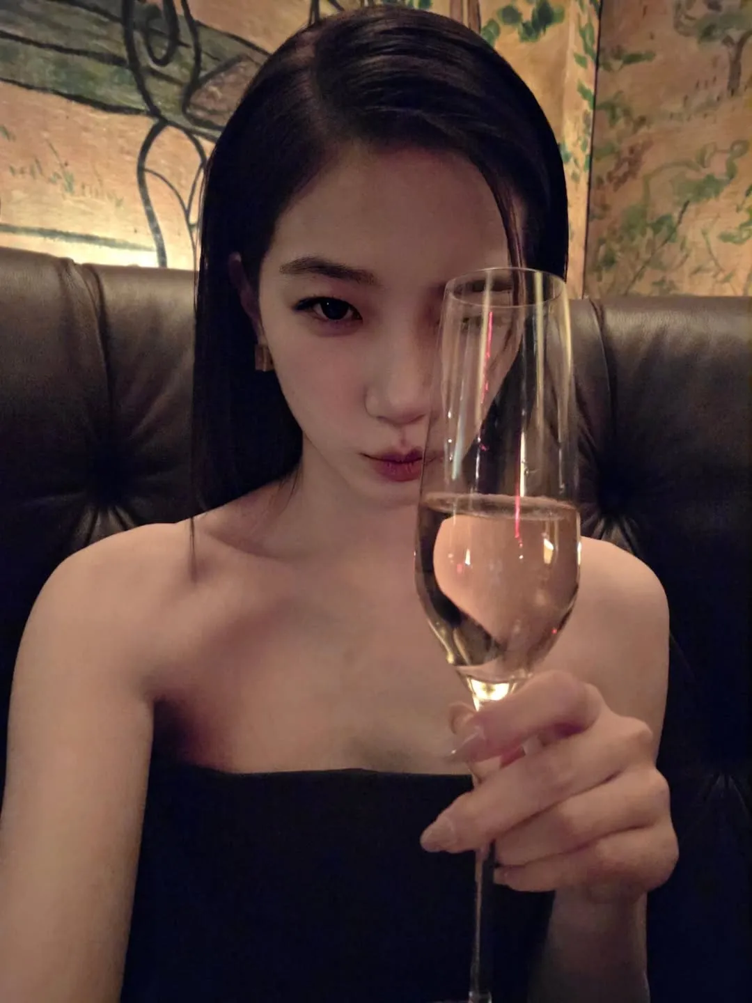 술에 취해 잠든 김채원을 침대에 눕힌 후 찍은 인증 사진