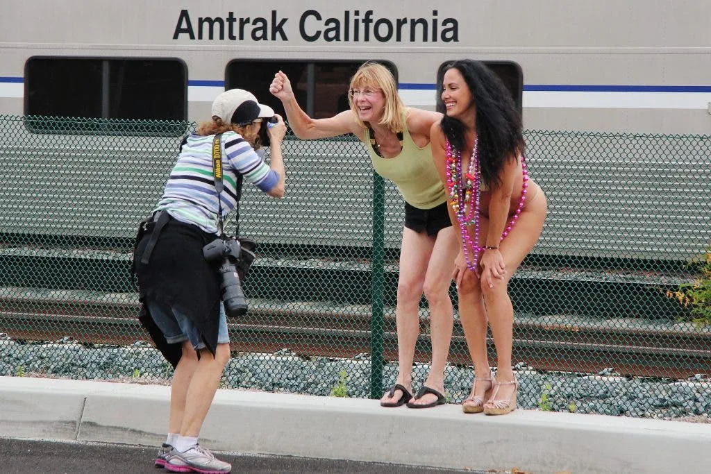 Amtrak California 열차가 지나갈 때 사람들이 엉덩이를 보여주는 미국 전통 행사 장면