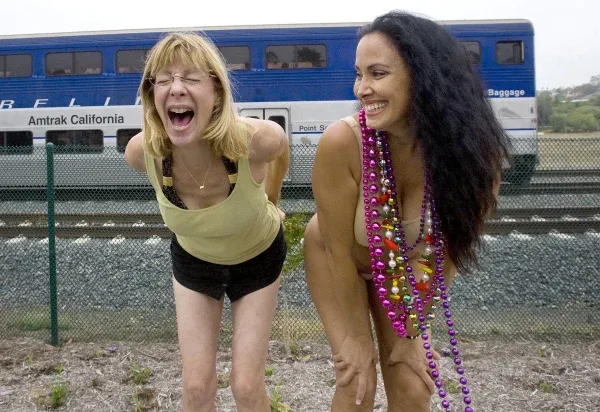 달리는 암트랙 기차에 엉덩이를 보여주는 사람들과 지나가는 열차