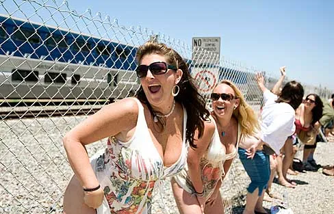 철도 선로 옆에 설치된 NO TRESPASSING 무단침입 금지 표지판