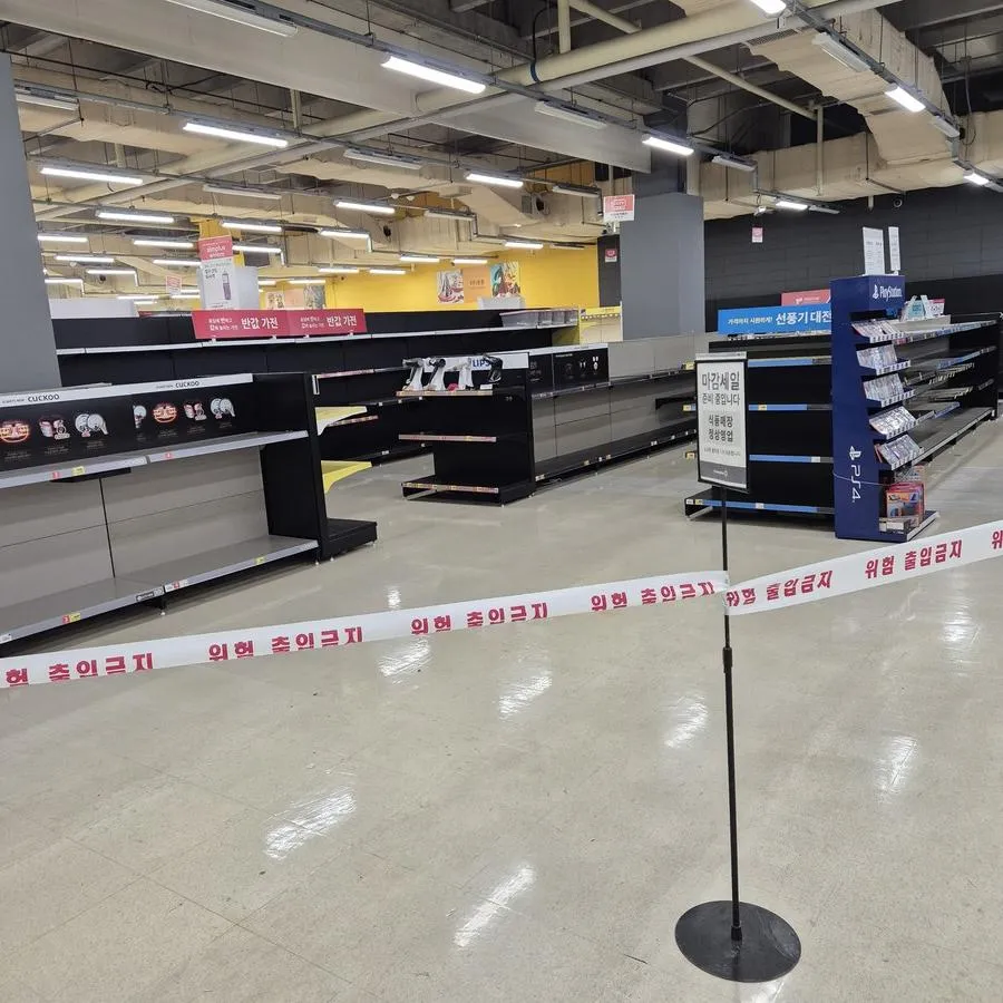 홈플러스 매장 내 위험 출입금지 표지판과 선풍기, PS4 등이 어수선하게 진열된 모습