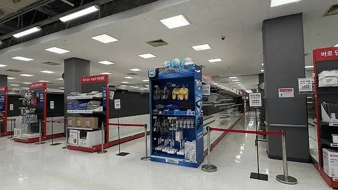 홈플러스 매대에 자동차 추천상품이 허술하게 진열된 모습