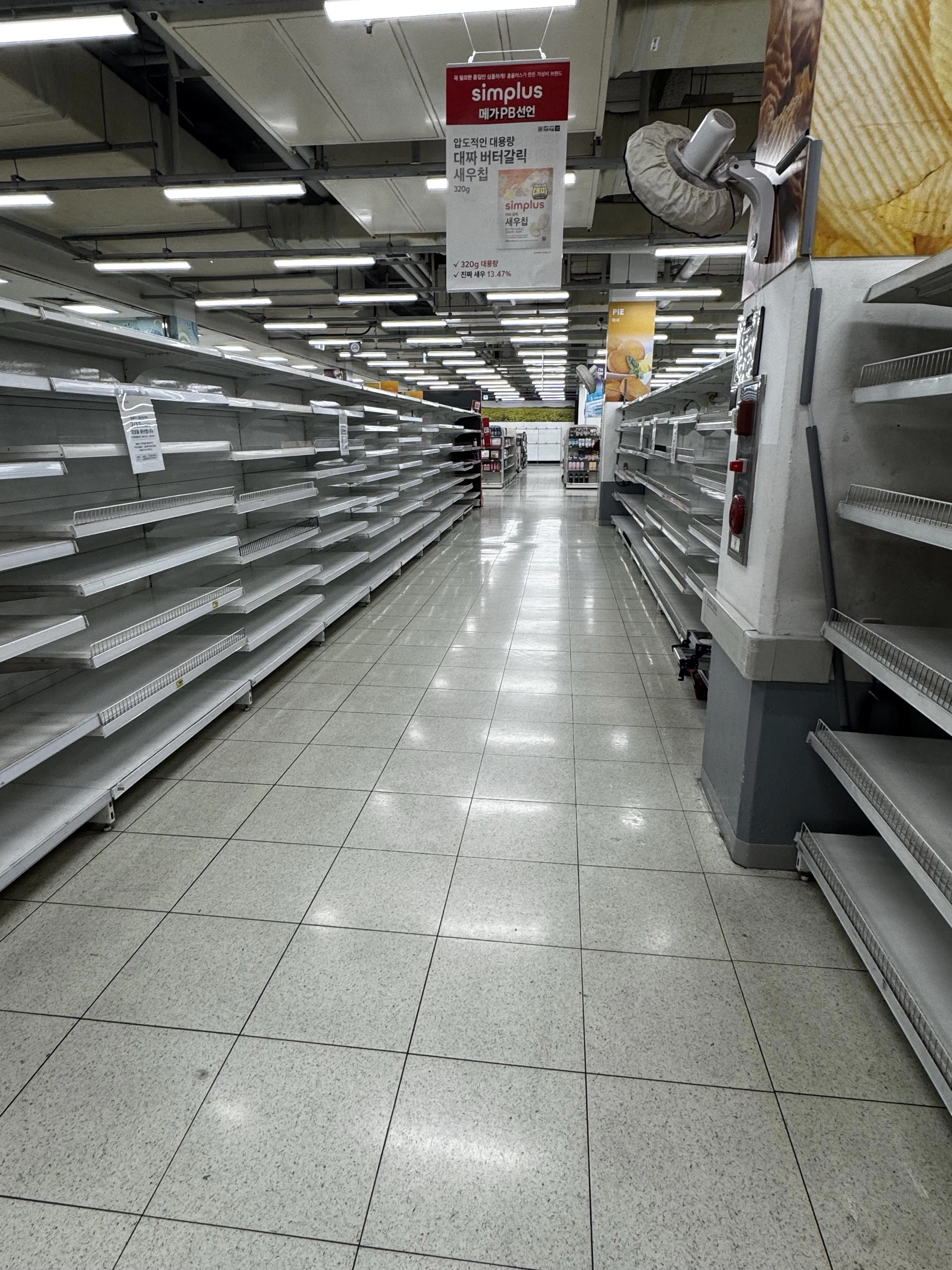 홈플러스 매대에 심플러스 메가와인마트 등 타사 홍보물이 뒤섞인 진열 상황