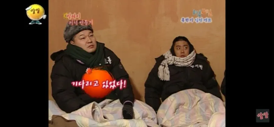 삼겹살 냄새 맡고 주인을 기다리며 노려보는 반려동물