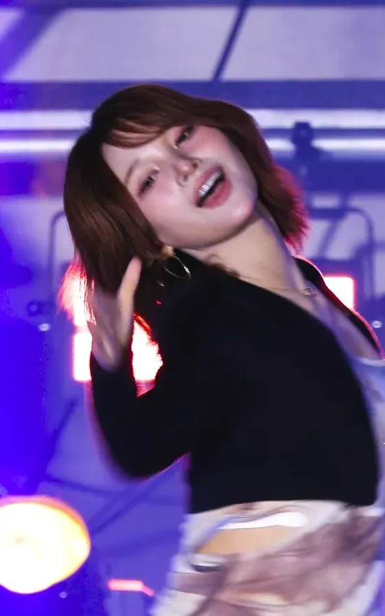 09년생 아이돌 멤버의 프로필 또는 화보 사진