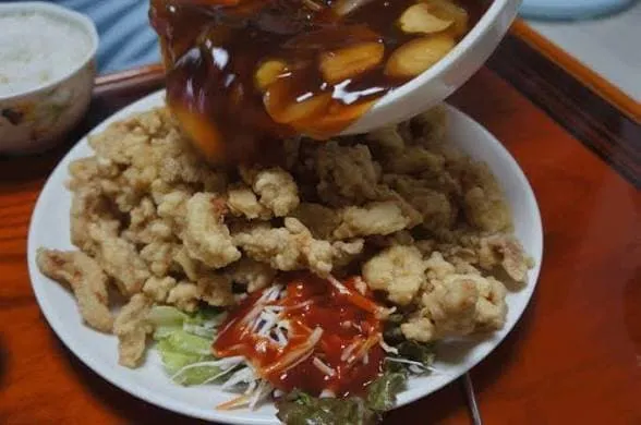 탕수육 위에 소스를 빠르게 붓고 있는 모습