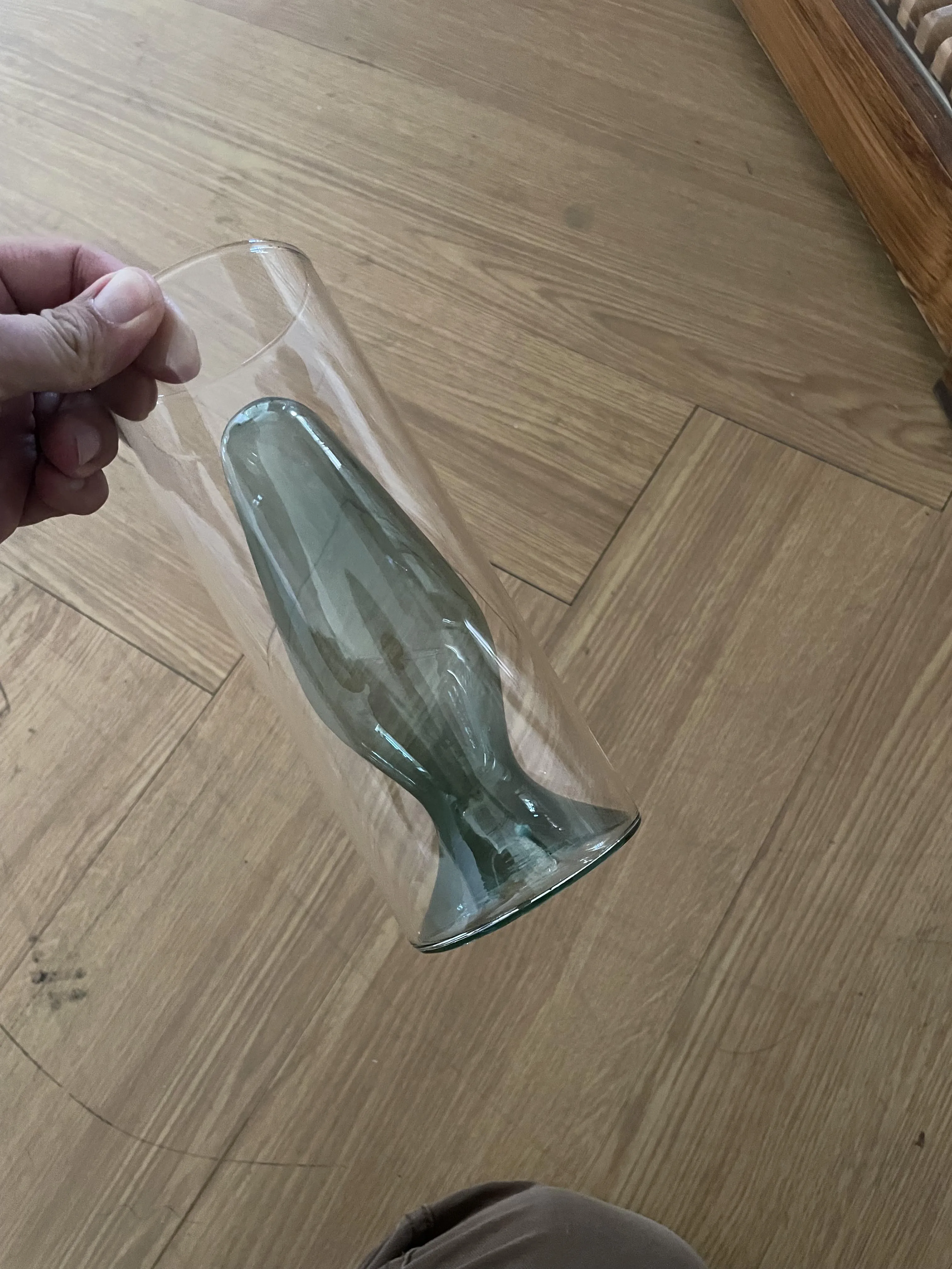 사무실 책상 위에 놓인 꽃이 꽂힌 꽃병