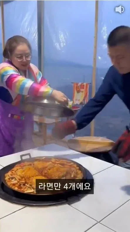 부대찌개에 라면 4개 들어간 모습에 불만을 표하는 게시글