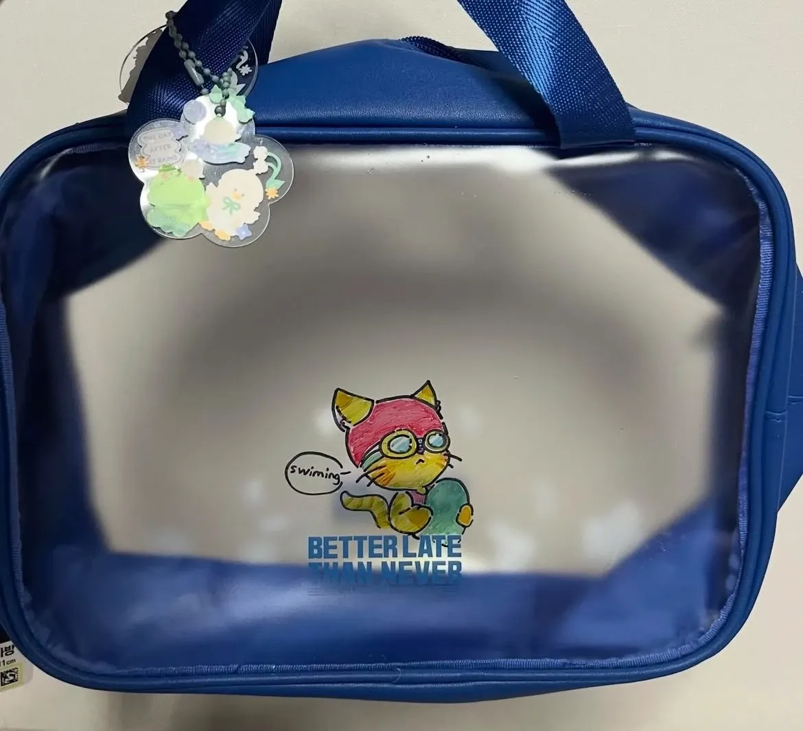 수영하는 어린 소녀와 "Better Late Than Never" 문구