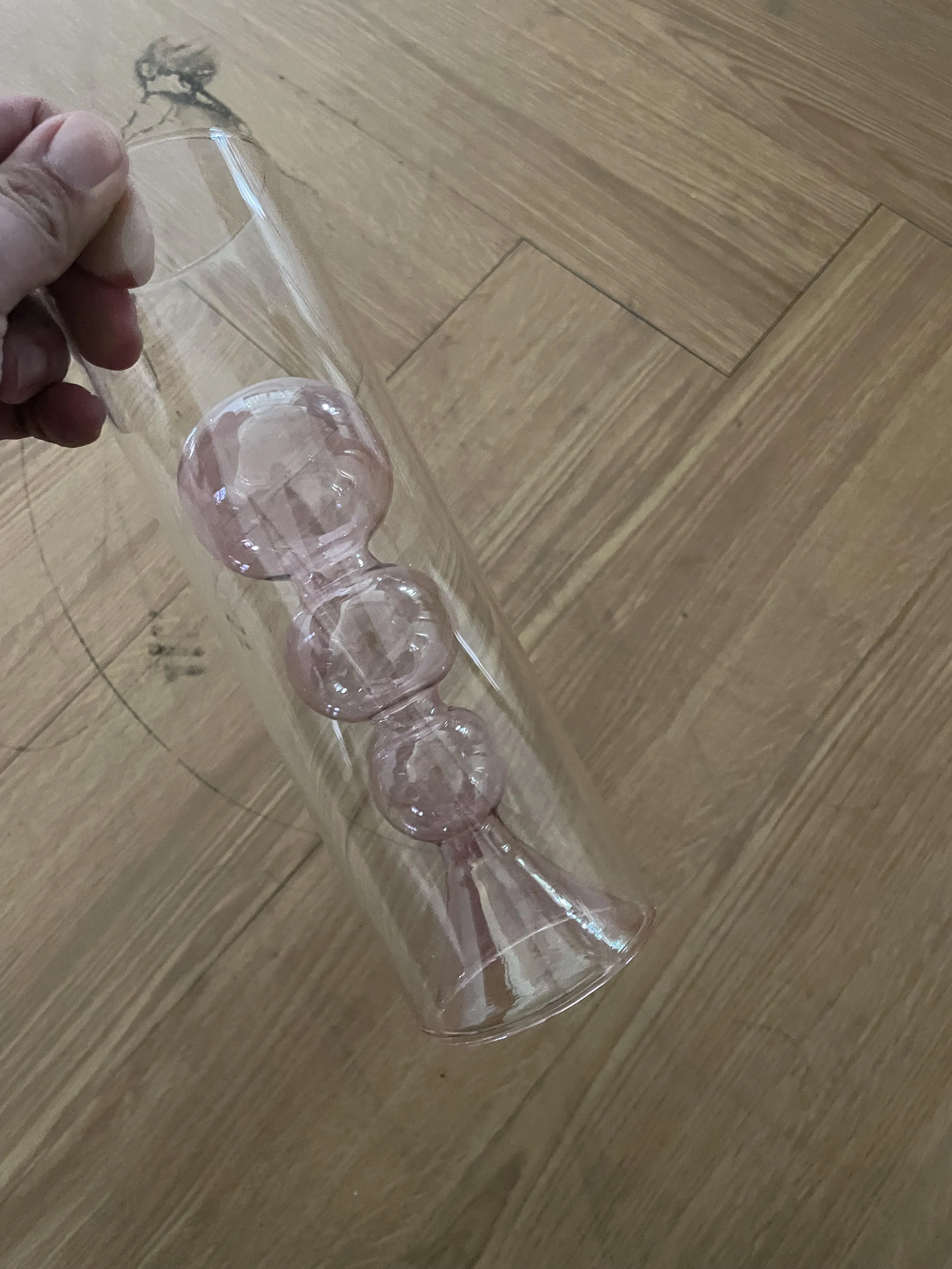 사무실 책상 위에 놓인 꽃이 꽂힌 꽃병