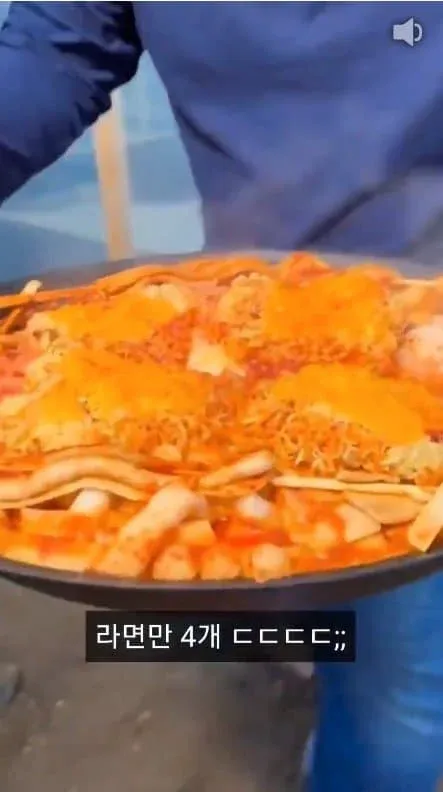 부대찌개의 기원을 주장하는 중국 측 게시물에 라면 4개가 들어간 부대찌개 사진