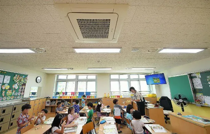 2000년대 학교 칠판에 적힌 파운드 환율 계산 문제