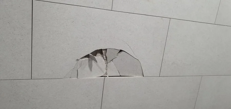 혼자 발차기 연습 중 균형을 잃고 넘어지는 사람