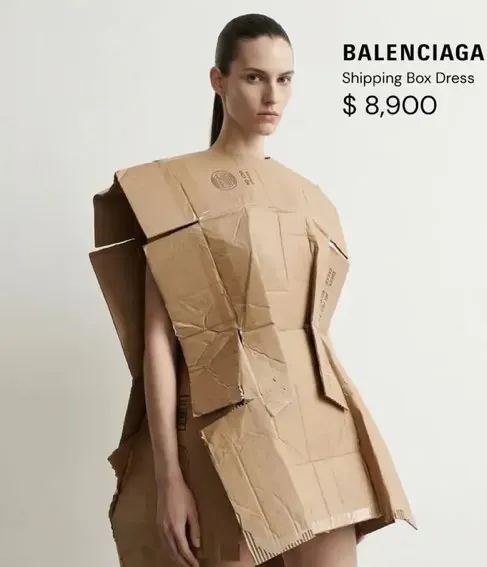 발렌시아가 배송 박스 모양 드레스, 가격 $8,900