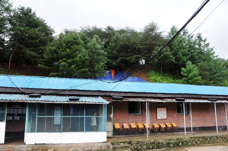 낡은 군대 막사 내부의 오래된 시설 모습