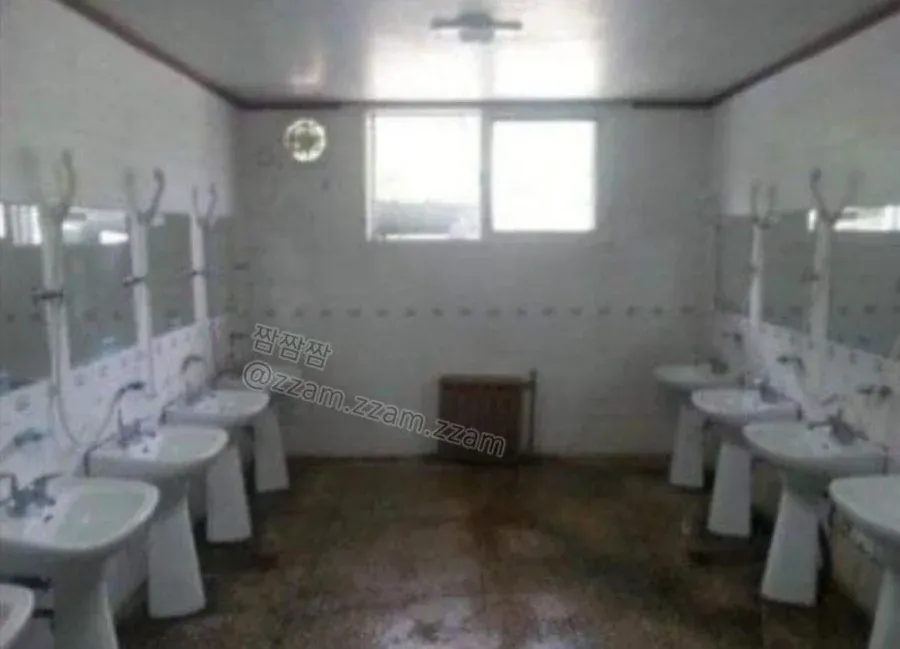 낡은 군대 막사 내부의 흑백 사진