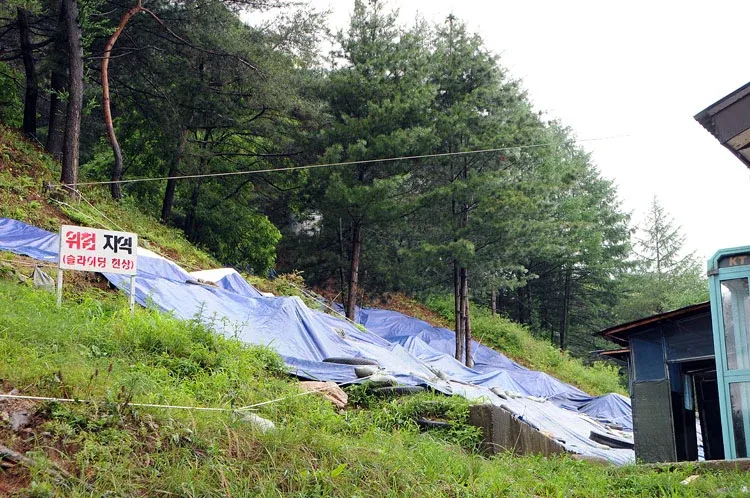 낡은 군대 막사 내부의 오래된 생활관 모습