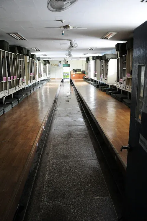 낡고 열악한 환경의 옛날 군대 막사 내부 모습