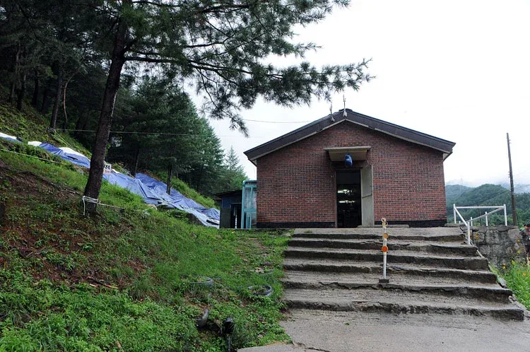 낡은 군대 막사 내부의 오래된 생활관 모습