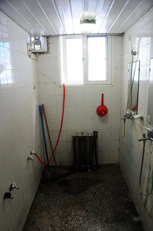 낡은 군대 막사 내부의 흑백 사진