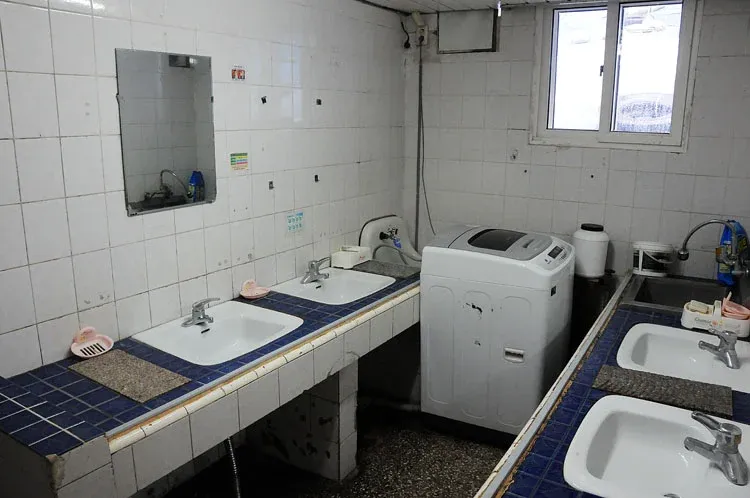 낡고 열악한 옛날 군대 막사 내부 모습