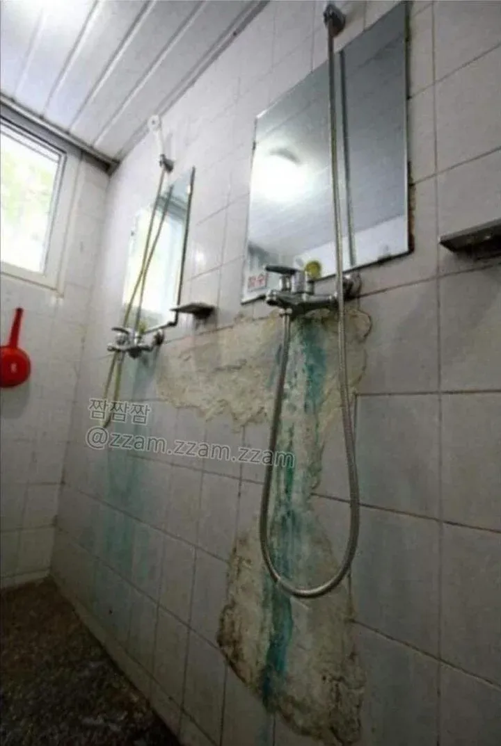 낡은 군대 막사 내부의 열악한 생활 환경