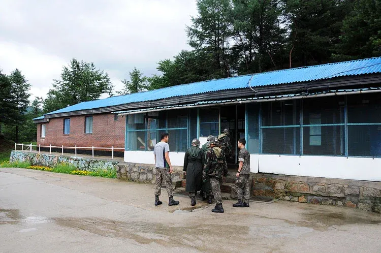낡은 군대 막사 내부의 열악한 생활 환경
