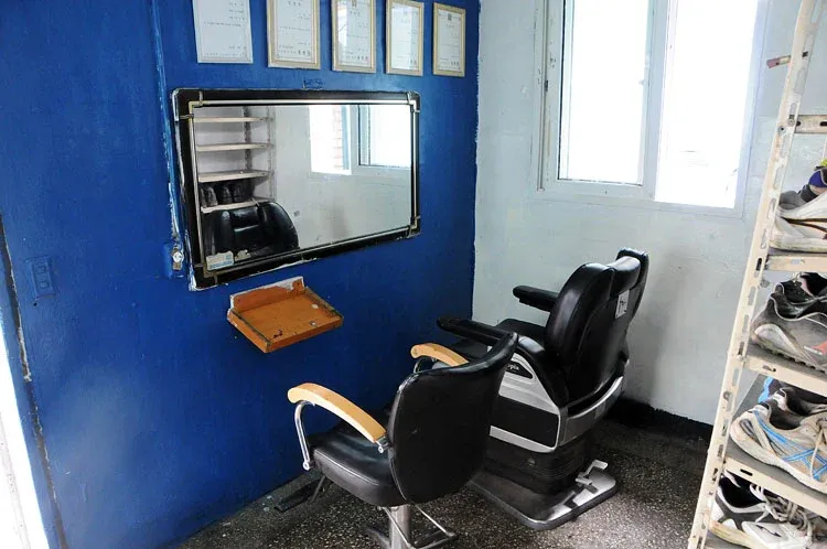 낡은 군대 막사 내부의 열악한 생활 환경을 보여주는 사진