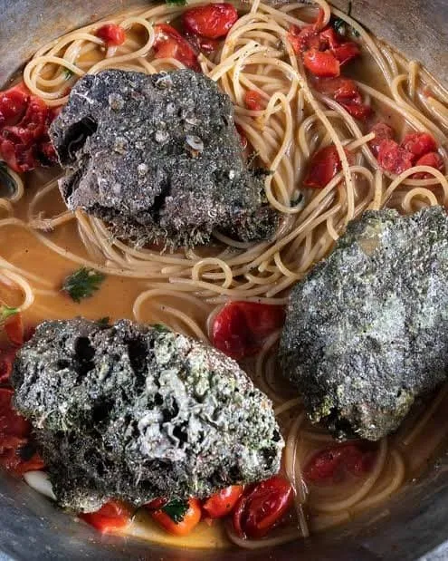 돌맹이가 들어간 파스타 요리