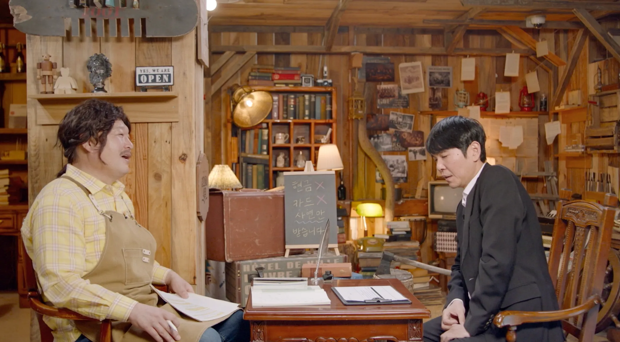 이세돌이 웃으며 바둑과 인생의 어려움을 비교하는 인터뷰 장면