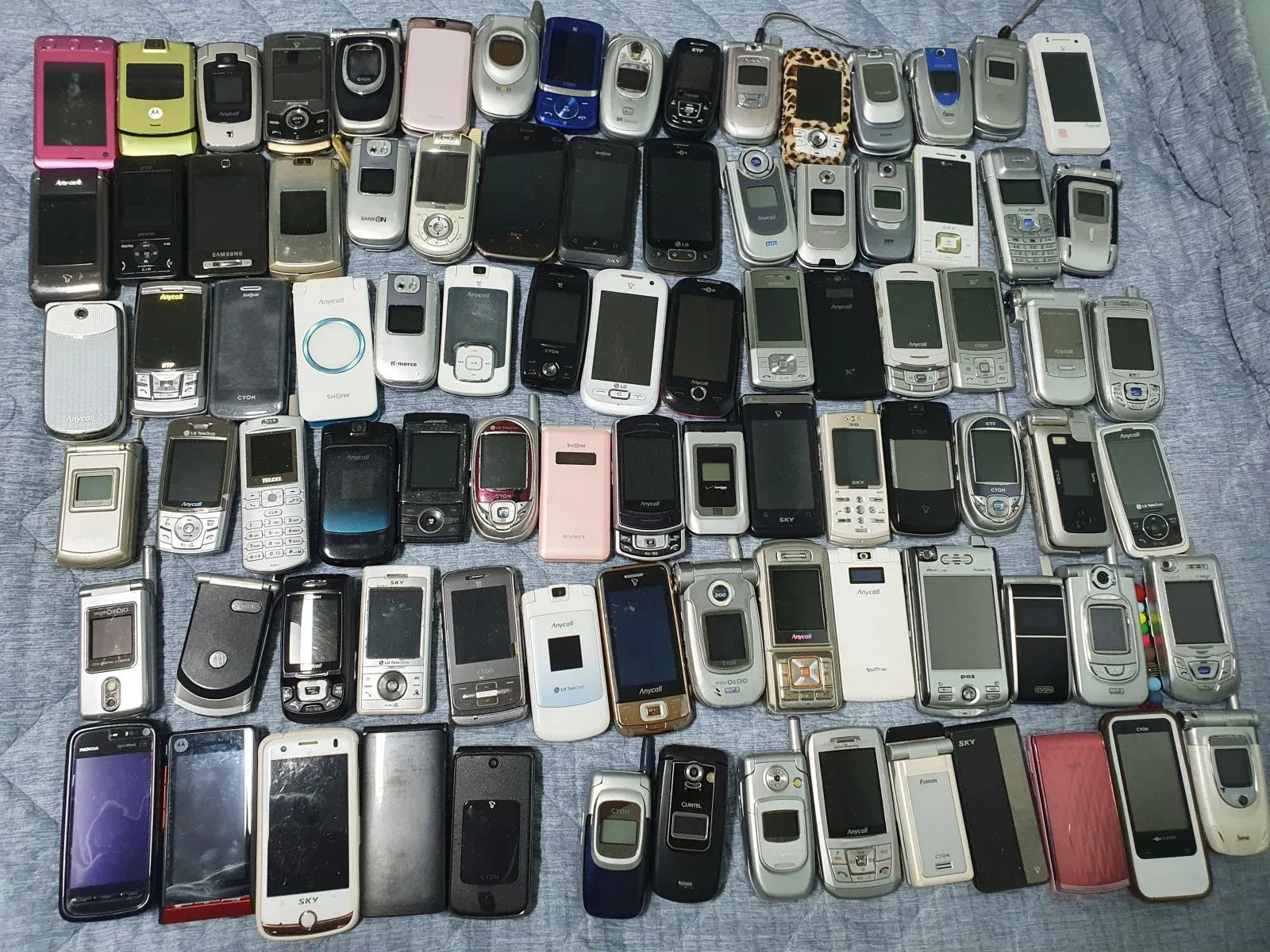 `90년대 버튼식 휴대폰 키패드 클로즈업 사진`