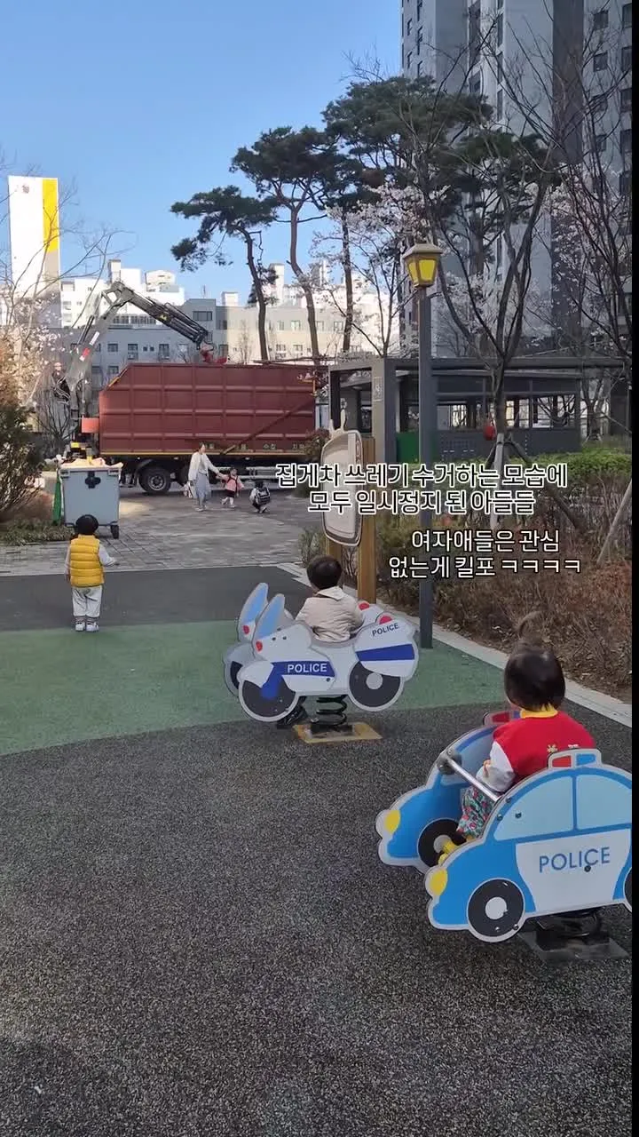 경찰차를 향해 돌진하는 자동차 추격 장면